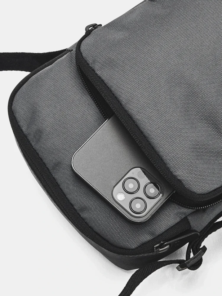 Under Armour CROSSBODY Essential Lite šedá